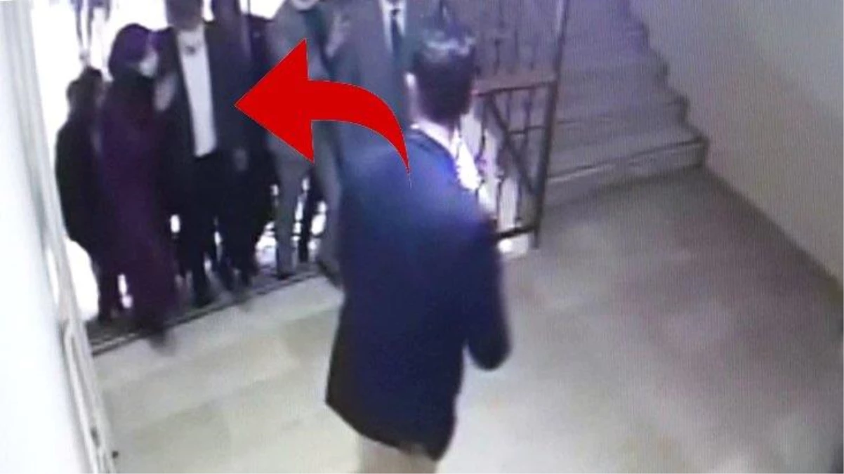 Ahmet Davutoğlu\'nun asansör kazası anbean kamerada! Belinden rahatsızlanmış