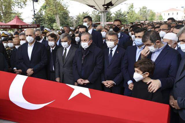 Dedeye son bakış! Özdemir Bayraktar'ın cenazesine damga vuran kare