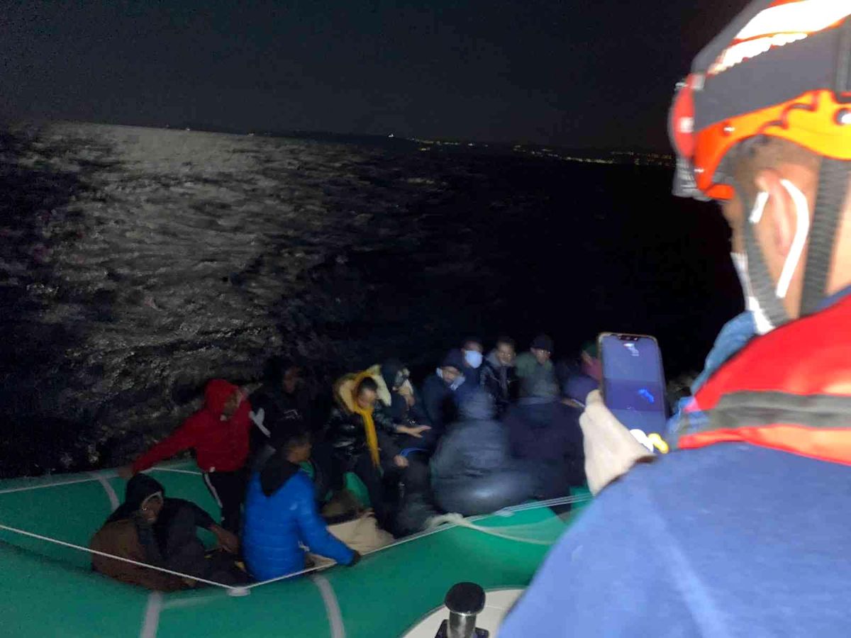 İzmir açıklarında 27 düzensiz göçmen yakalandı