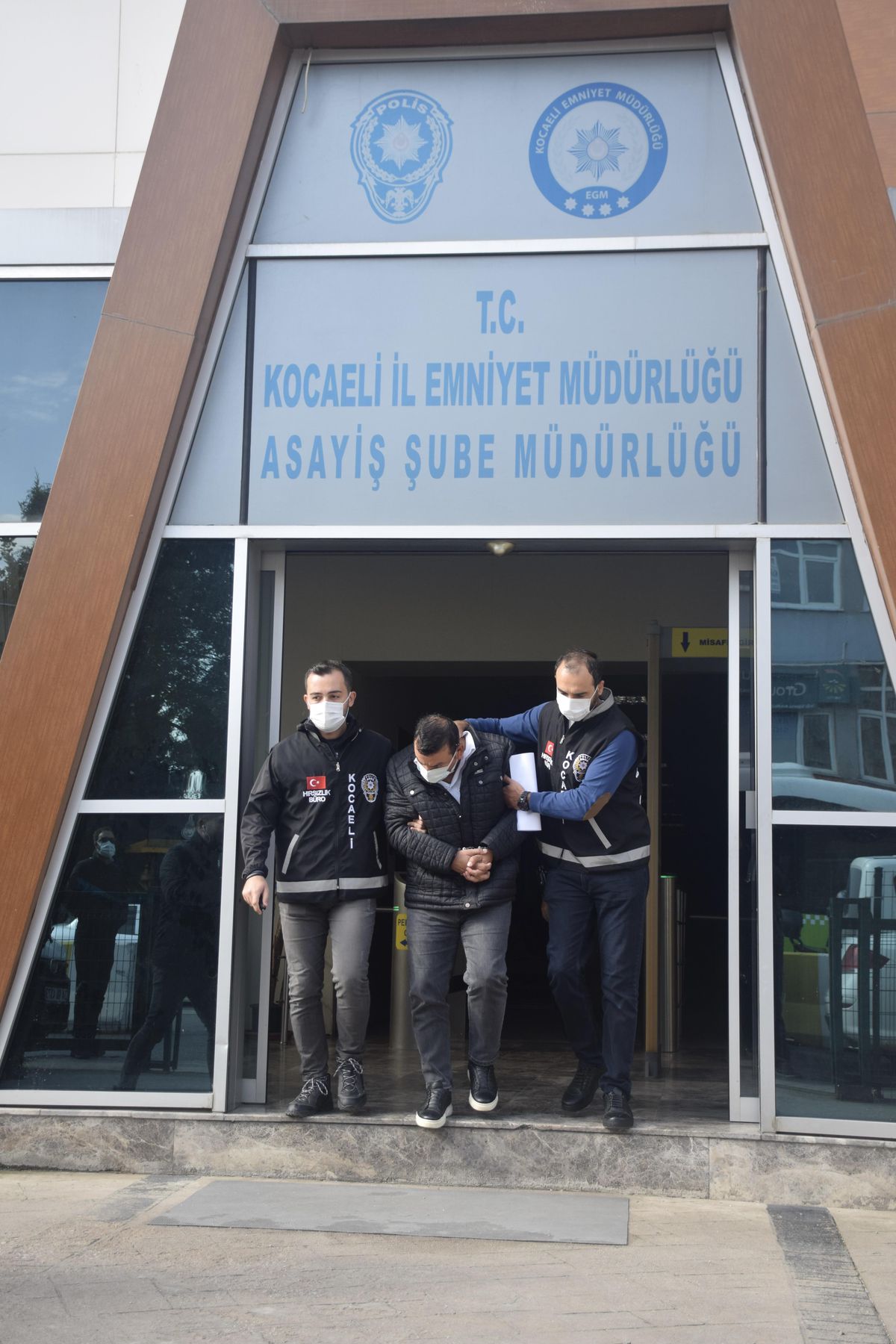 Kocaeli\'de otomobille uygulamadan kaçarken sürüklediği polisi yaralayan sürücü tutuklandı