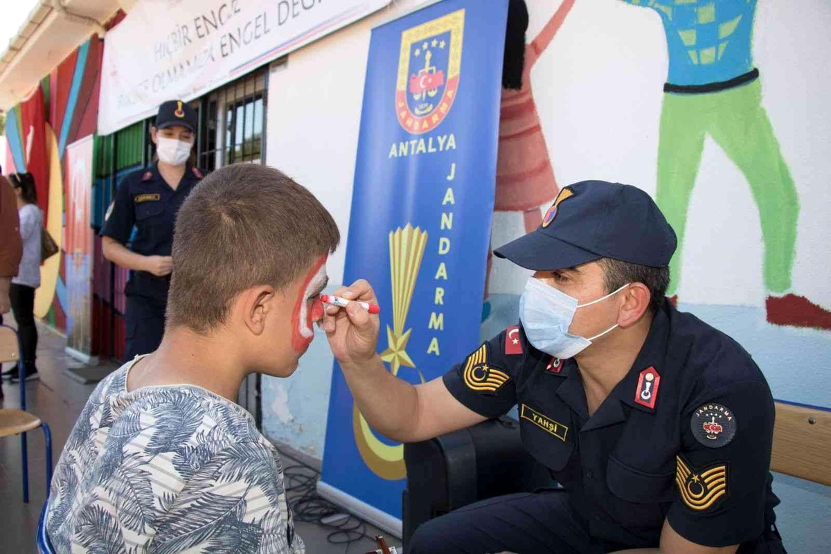 Lösemi haftası nedeni ile jandarma özel çocuklarla buluştu