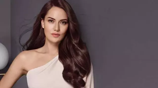 Fahriye Evcen kıyafetiyle göz doldurdu! Son paylaşımıyla adeta büyüledi