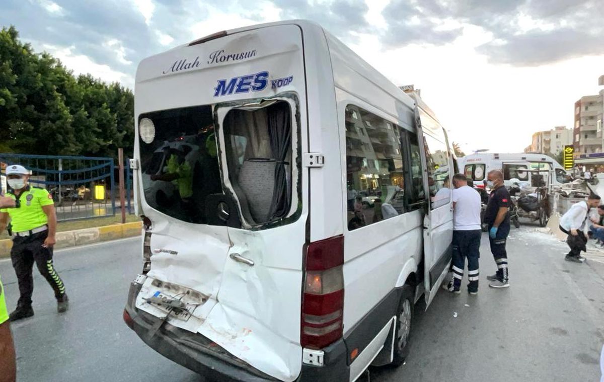 Mersin\'de otobüsle minibüs çarpıştı, 20 kişi hafif yaralandı