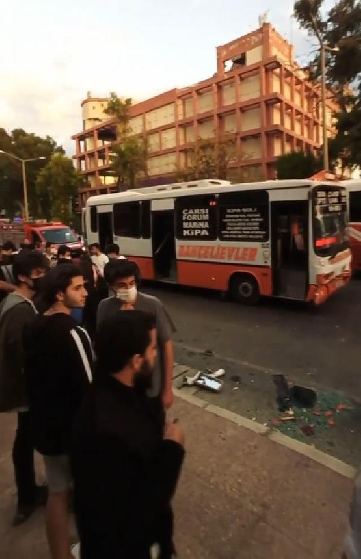 Mersin\'de özel halk otobüsü ile yolcu minibüsü çarpıştı: 20 yaralı