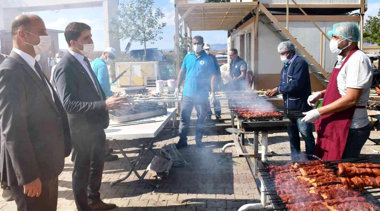 Muhtarlara kebap gibi kutlama