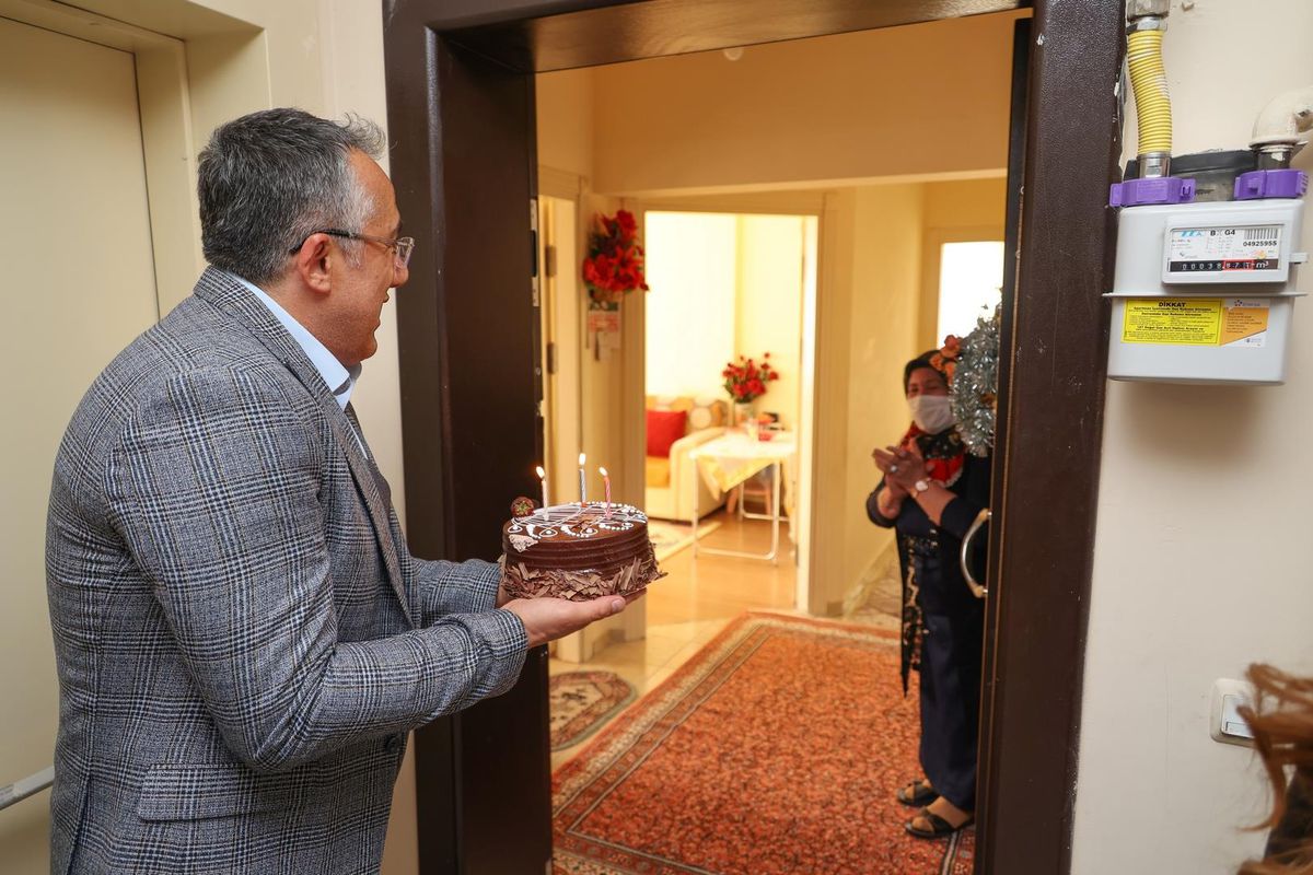 Nevşehir Belediye Başkanı Savran\'dan 64 yaşındaki kadına doğum günü sürprizi