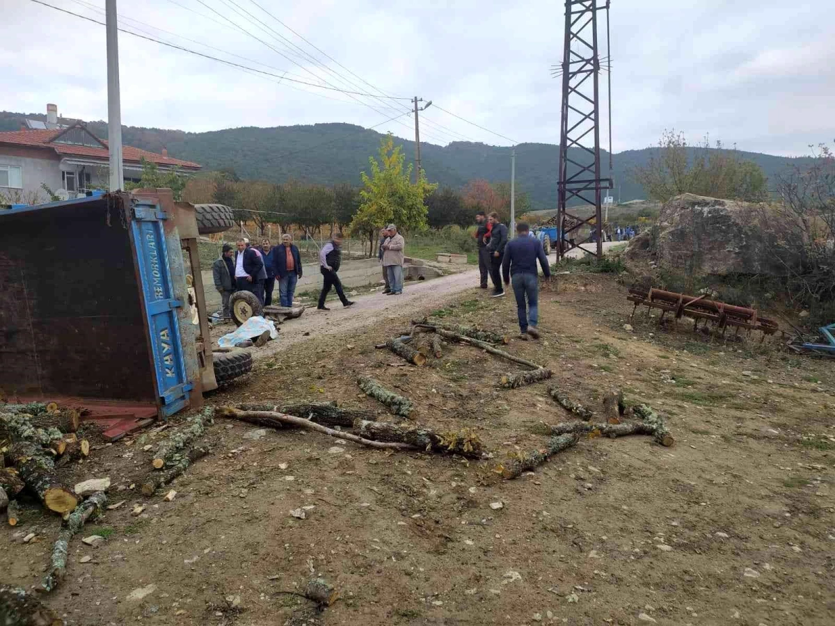 Odun yüklü traktör devrildi: 1 ölü, 1 yaralı