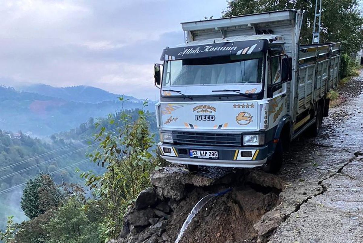Rize\'de toprak kayması nedeniyle kamyonet yuvarlanmaktan sona anda kurtuldu