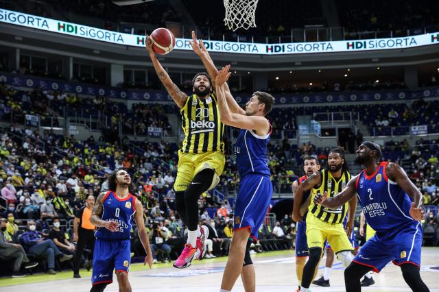 Aradığınız şampiyona ulaşılamıyor! Anadolu Efes, derbide F.Bahçe'den fark yedi