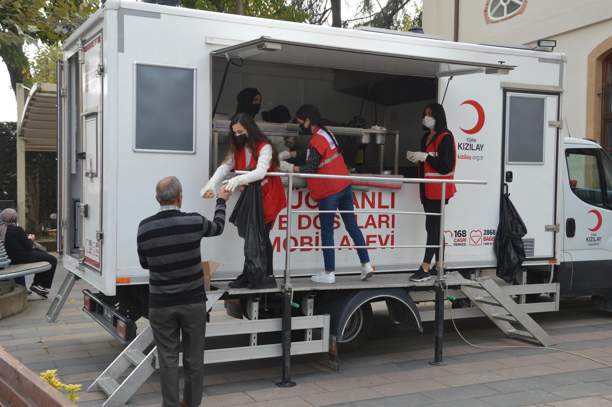 Türk Kızılay Sakarya Şubesinden vatandaşlara lokma ikramı