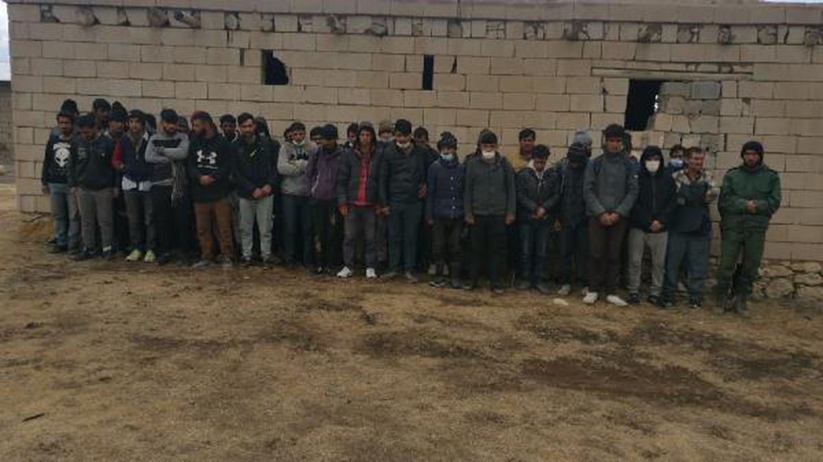 Van\'da metruk evlerde 164 kaçak göçmen yakalandı