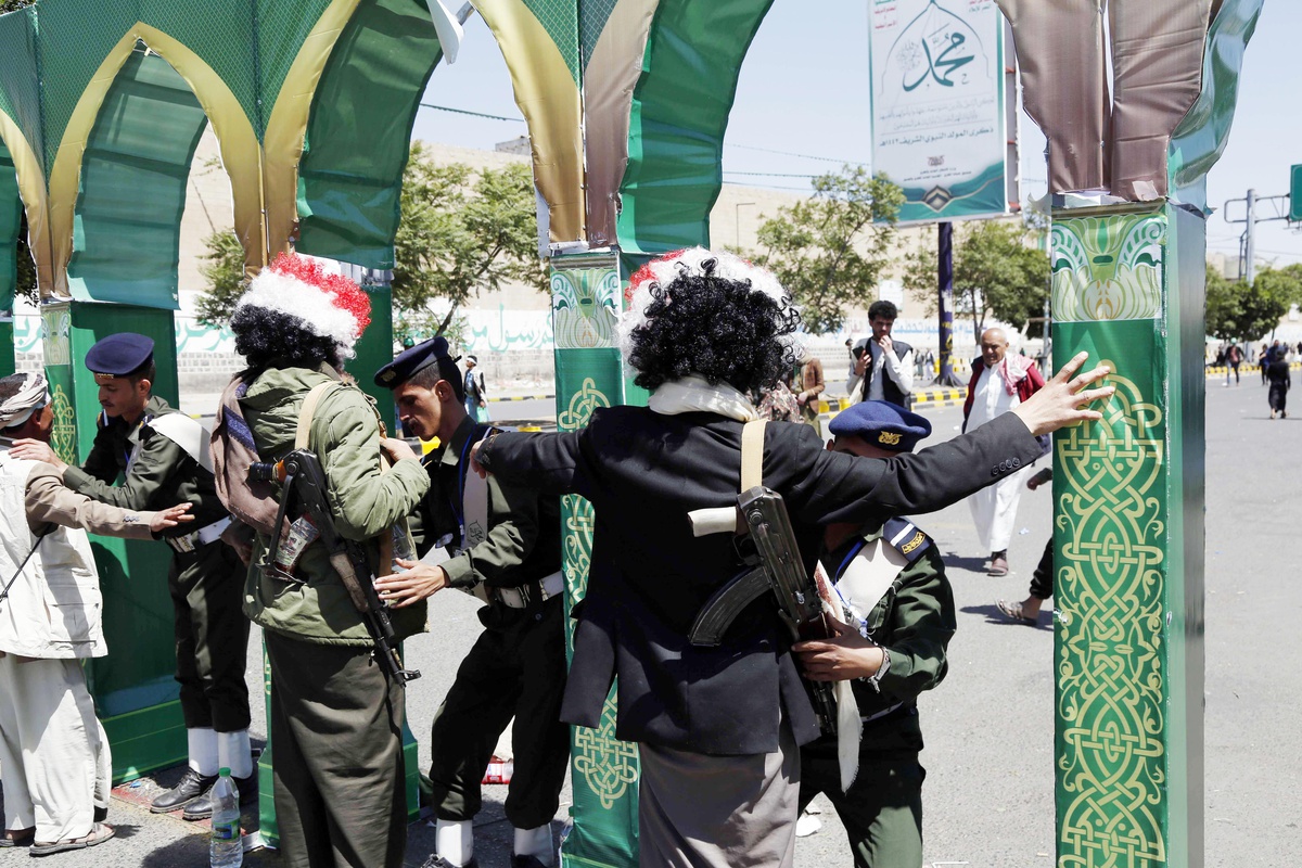 Yemen\'in farklı bölgelerinde yüzbinlerce kişi Mevlid Kandili için bir araya geldi