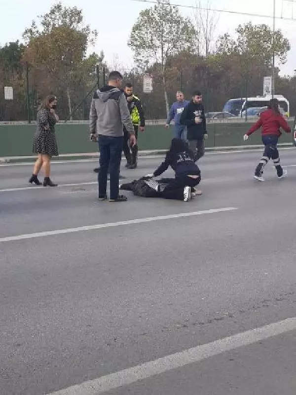 Kamyonetin çarptığı kadın öldü, yanından geçen araçların hareketi pes dedirtti Kamyonetin çarptığı kadın öldü, yanından geçen araçların hareketi pes dedirtti