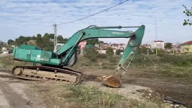 Yosun ve çöplerle kaplı tahliye kanalında temizlik çalışması başlatıldı