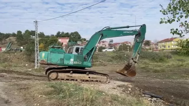 Yosun ve çöplerle kaplı tahliye kanalında temizlik çalışması başlatıldı