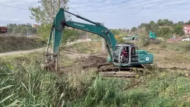 Yosun ve çöplerle kaplı tahliye kanalında temizlik çalışması başlatıldı