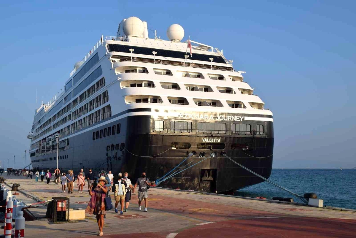 Zenginler Gemisi\' Azamara Journey Kuşadası\'nda