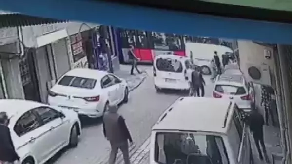 Son dakika haber! Zeytinburnu'nda tramvay kazası kamerada