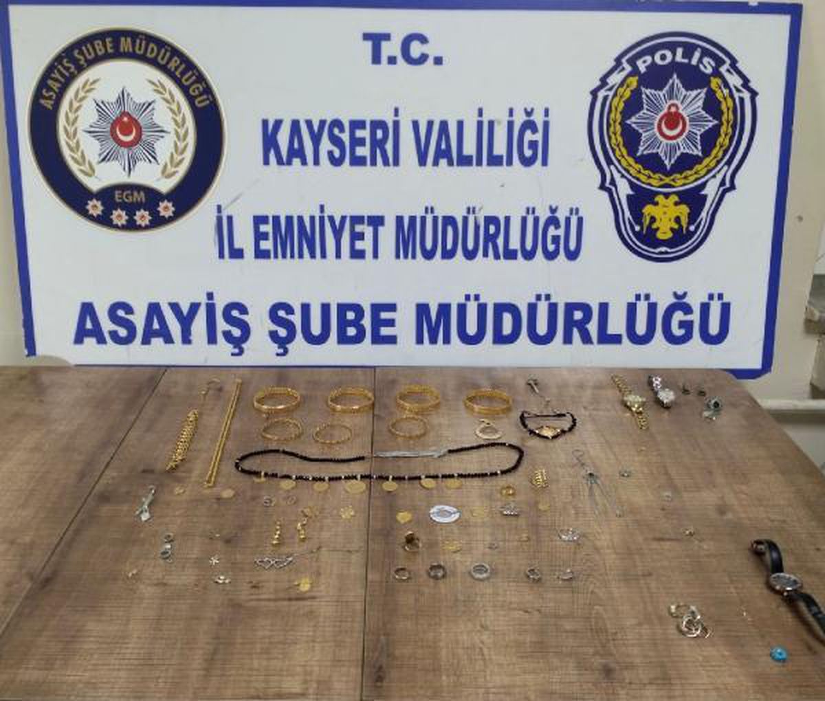 Ankara\'da 75 parça altın çalan 5\'i kadın 6 kişi Kayseri\'de yakalandı