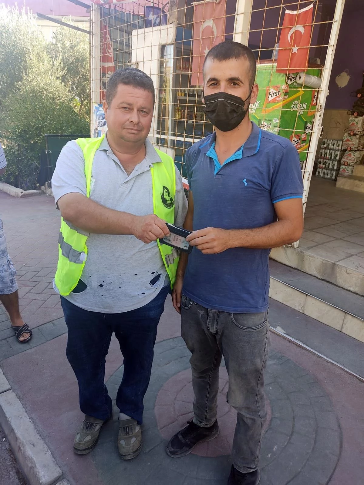 Antalya\'da temizlik işçisi bulduğu cüzdanı sahibine ulaştırdı
