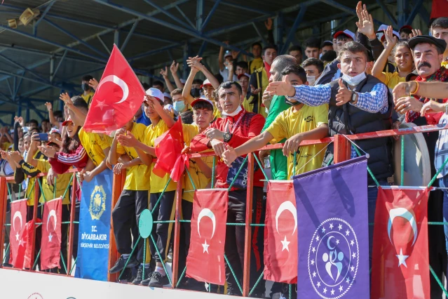 Bakan Soylu, Ampute Futbol Türkiye Kupası maçında başlama vuruşunu yaptı