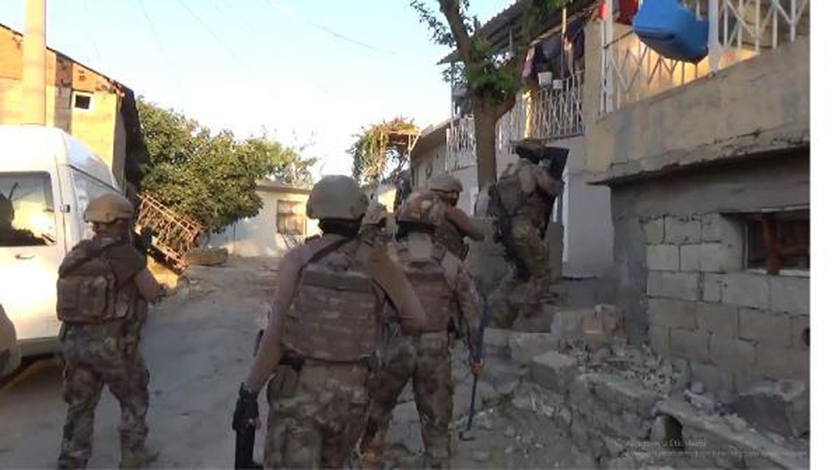 Besni\'de uyuşturucu tacirlerine operasyon: 18 gözaltı