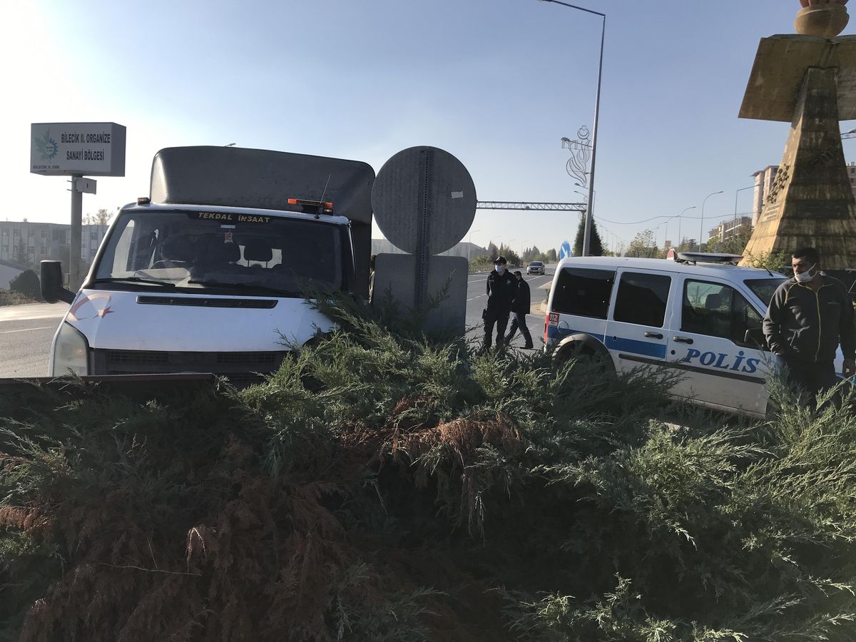 Bilecik\'te çarpışan iki aracın sürücüleri yaralandı