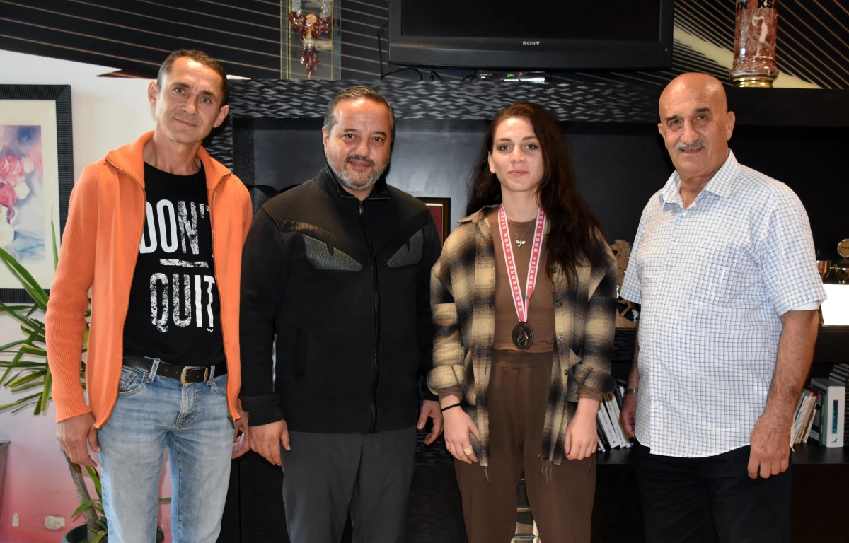 Bursa Nilüferspor Kulübü Başkanı Varlık, Türkiye üçüncüsü boksör Melisa Kaplan\'ı tebrik etti