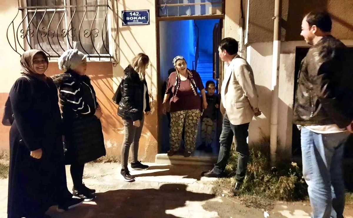 \'Çalınmadık kapı, sıkılmadık el bırakmayacağız\' diyen AK Parti Edremit İlçe Başkanı Umutlu, teşkilat yöneticilerinin her gün sahada olduğunu söyledi