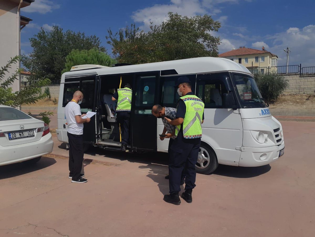 Son dakika haber! Denizli\'de jandarmanın okul servisleri denetimi sürüyor