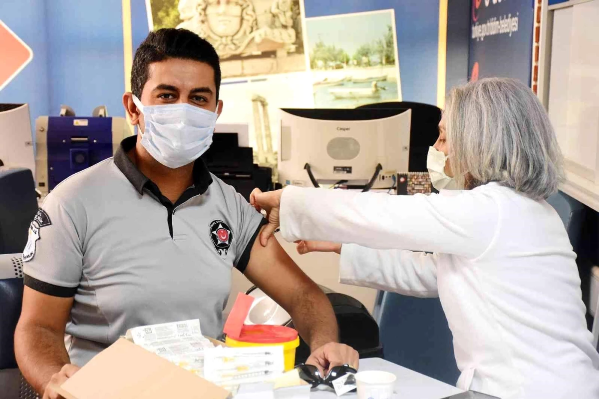 Didim Belediyesi\'nde Covid-19 aşısı standı kuruldu