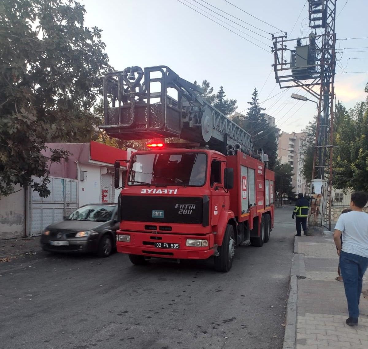 Direğin tepesinde mahsur kalan kedi kurtarıldı