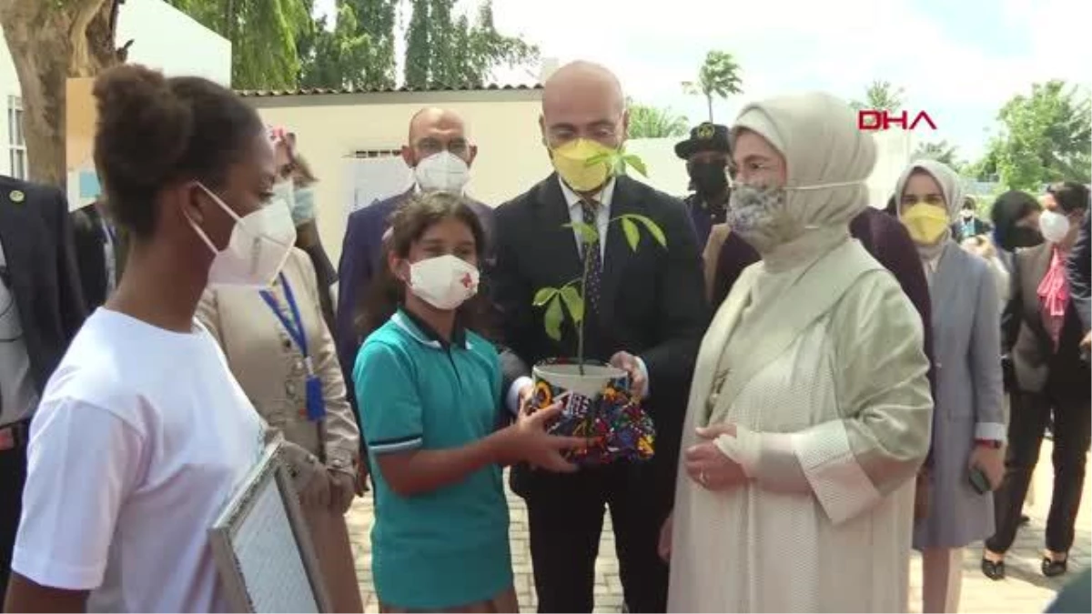 Emine Erdoğan, Togo\'da Maarif Vakfı okulunu ziyaret etti