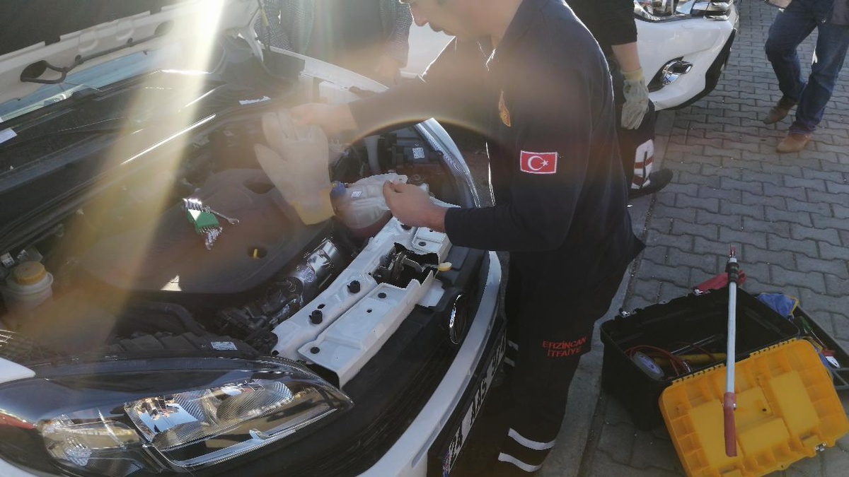 Erzincan\'da kamyonetin motoruna sıkışan kediyi itfaiye kurtardı