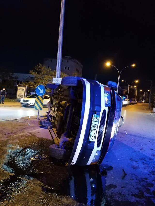 6 kişinin yaralandığı kazada devrilen minibüsün sürücüsü arka camı kırarak olay yerinden kaçtı