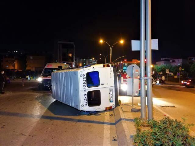 6 kişinin yaralandığı kazada devrilen minibüsün sürücüsü arka camı kırarak olay yerinden kaçtı