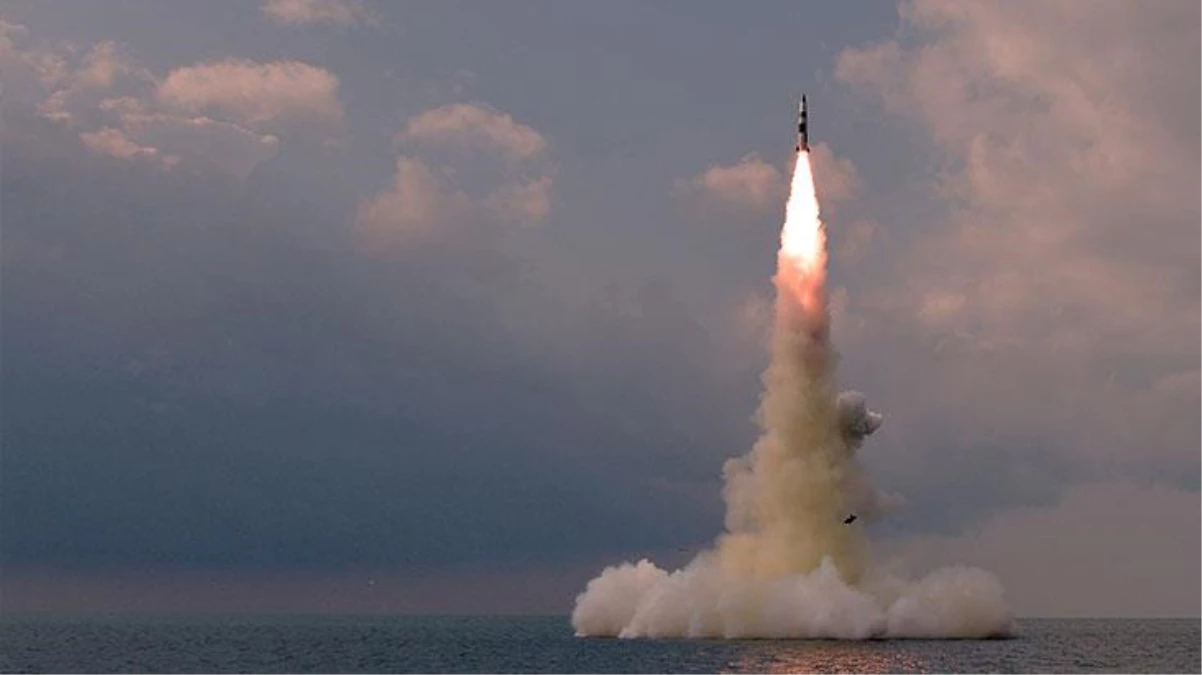 Kuzey Kore\'den ağızları açık bırakan çılgınlık: Denizaltından balistik füze fırlattılar