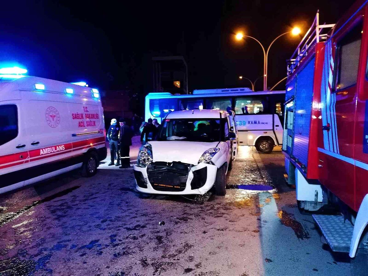 Hafif ticari araç ile çarpışan servis minibüsü devrildi: 6 yaralı