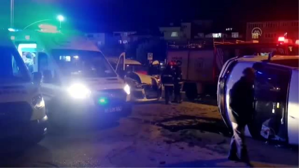 Hafif ticari araçla çarpışan minibüsün devrilmesi sonucu 6 kişi yaralandı