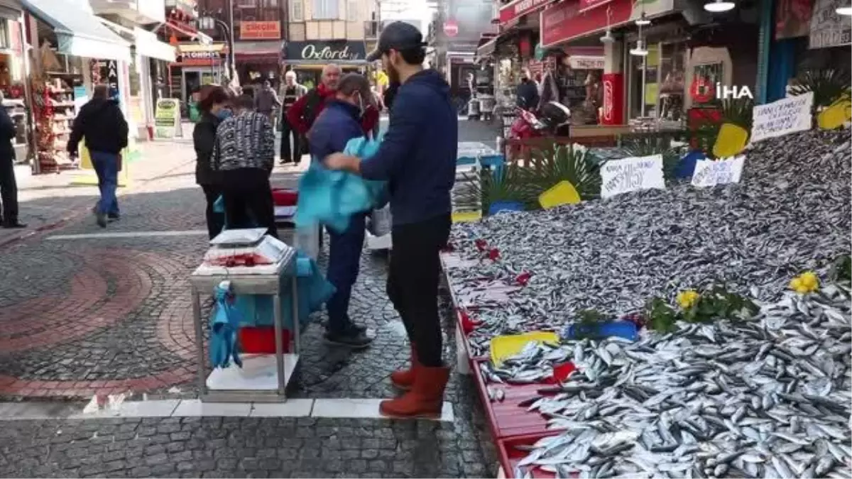 Hamsi 15 liradan tezgahları süslüyor