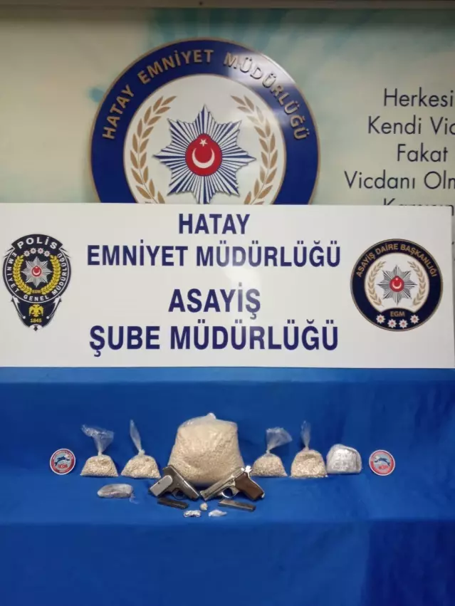 Hatay'da üzerlerinde uyuşturucu hap ve silah bulunan 5 şüpheli yakalandı