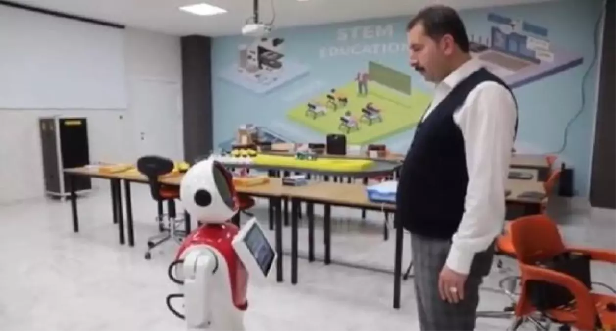 HAVACILIK VE BİLİM MERKEZİ\'NDE BULUNAN \'ADA\' ROBOT, PROTOKOL KARŞISINDA OYNADI