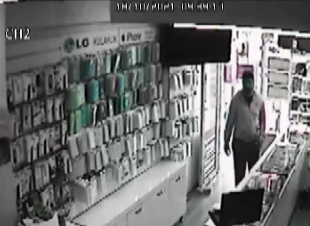 Hırsızlık yaptığı dükkanın yanından tekrar geçince içeriye kilitlenip, polise teslim edildi...O anlar kamerada