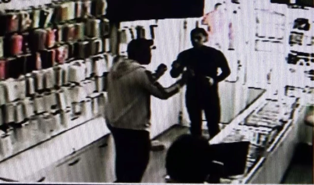 Hırsızlık yaptığı dükkanın yanından tekrar geçince içeriye kilitlenip, polise teslim edildi...O anlar kamerada