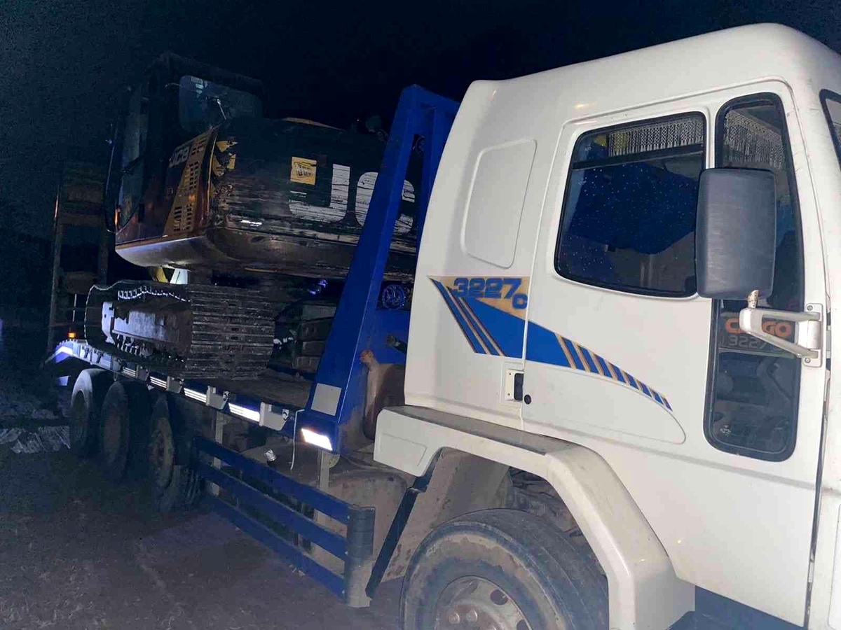 İş makinesiyle kaçak kazı yaparken yakalandılar