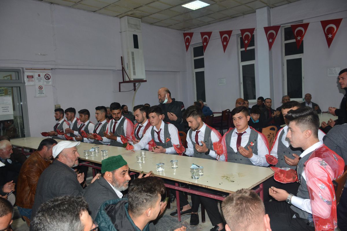 İscehisar\'da askere gidecek gençlere kına yakıldı