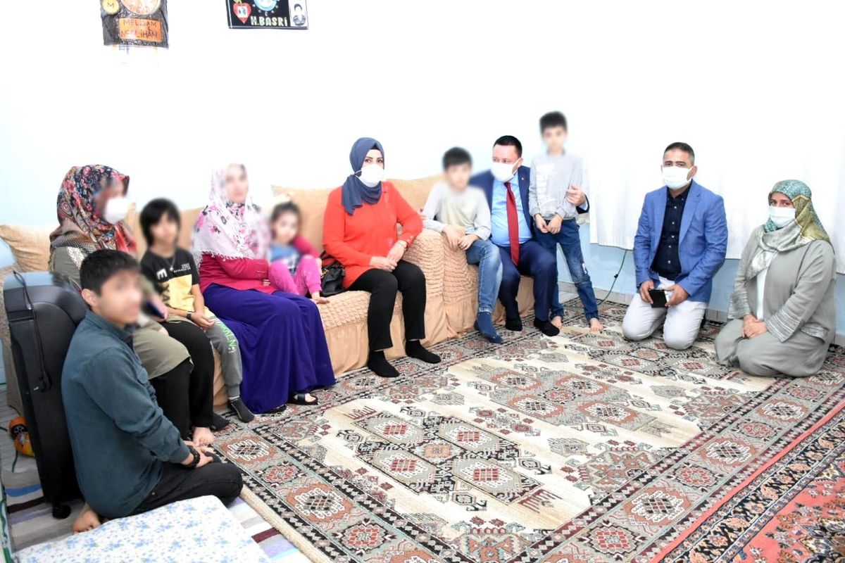 İşitme engelli anne ile psikiyatri hastası babanın hikayesi yürek burktu