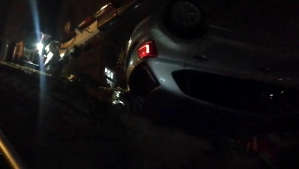 İstanbul\'da otomobil 25 metreden uçtu, şoför son anda kurtuldu