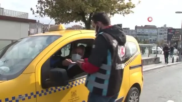 İstanbul'da yolcu seçen taksi sürücüsü: Taksim Meydan'da 50 Euro'ya yolcu taşıyorlar 