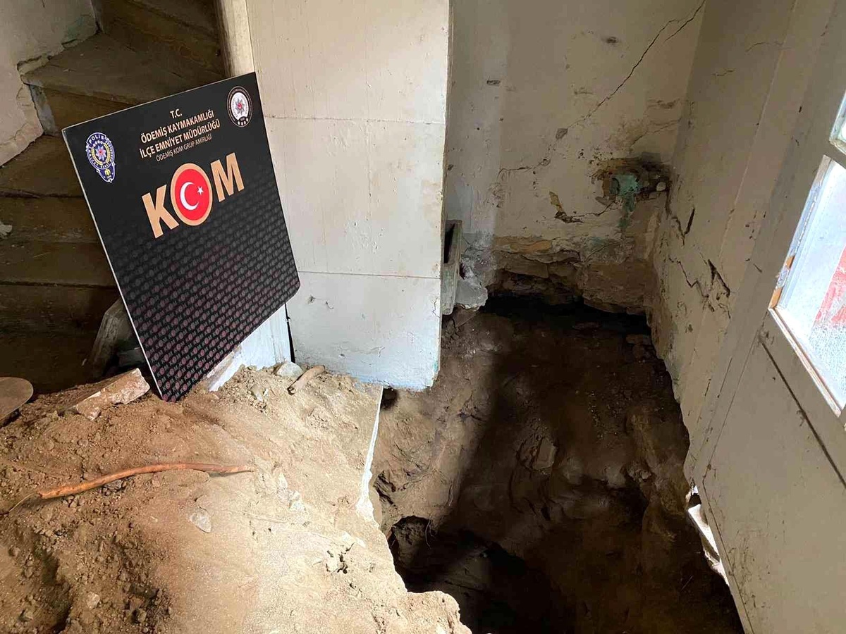 Son dakika haberleri! İzmir\'de kaçak kazı yapılan eve polis baskını: 3 gözaltı